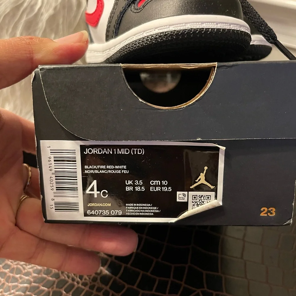 Nike Jordan 1 mid red/black -Toddler size 4c - Picture 2 of 8